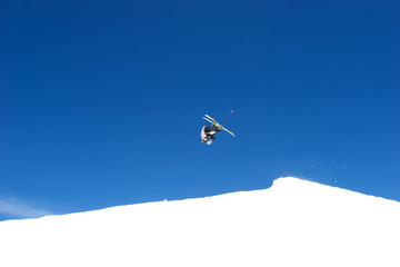 Naklejka na ściany i meble salto ski jump na stokach ośrodka narciarskiego w Hiszpanii