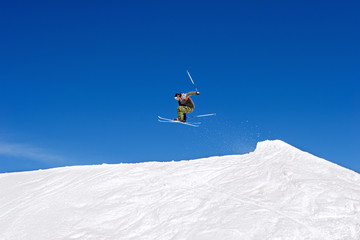 Naklejka na ściany i meble Człowiek na nartach na stokach ośrodka narciarskiego w Hiszpanii