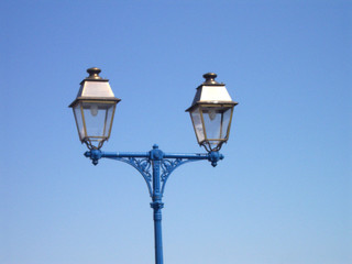 Fototapeta na wymiar lampadaire double sur ciel bleu
