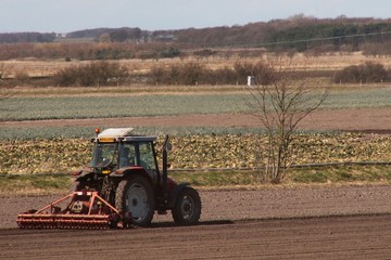tractor plough farm field - 596606