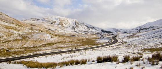 Fototapeta na wymiar road through snowy scenery