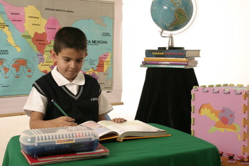 niño escribiendo