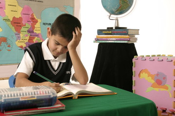 niño pensativo en la escuela
