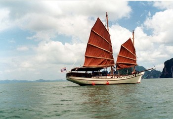Fototapeta na wymiar bateau de thailande