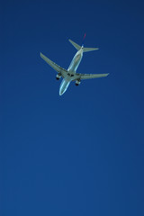 Fototapeta na wymiar samolot poniżej 2