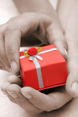 regalo y manos de sepia