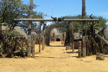 eingang ins afrikanische dorf
