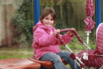 junges mädchen mit kinderwagen
