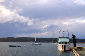 Fototapeta na wymiar boats on a stormy afternoon