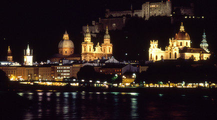 Obraz na płótnie Canvas Salzburg w nocy