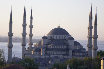 Fototapeta na wymiar Główny meczet w Stambule - Sultan Ahmet Camii (Błękitny Meczet), a na