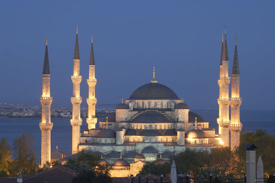 main mosque of istanbul - sultan ahmet (blue mosque) at early ev