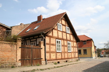 Fototapeta na wymiar stary dom z muru pruskiego w Berlinie w Fürstenberg