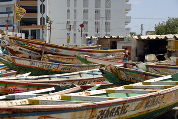 Fototapeta na wymiar beached łodzie rybackie, Dakar