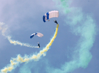 skydivers