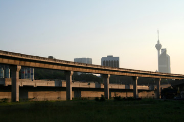 Fototapeta na wymiar podwyższone tory kolejowe