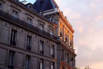 Fototapeta na wymiar Paryskim budynku-3
