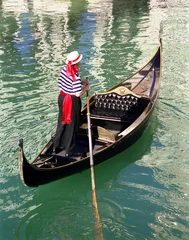 Photo sur Plexiglas Gondoles gondole et gondolier sur l& 39 eau