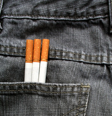 cigarettes en poche.