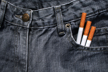 trois cigarettes en poche.