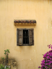 Fototapeta na wymiar rustykalne ściany z oknem, Hanoi, Wietnam
