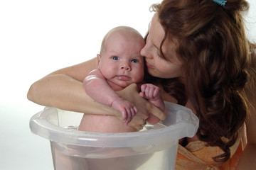 mutter küßt baby beim baden