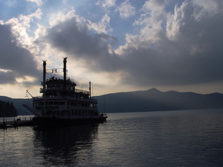 japan hakone steamer lake ashi