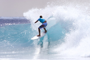 surfing maldives
