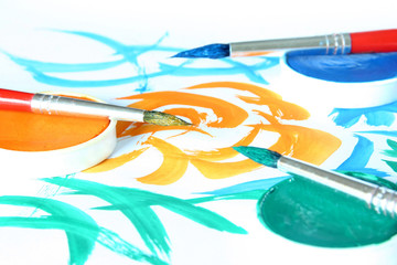 malen mit pinsel und farbe