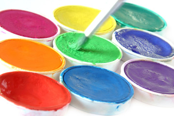 malen mit pinsel und farbe