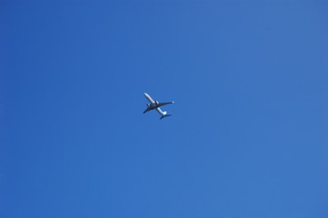 flugzeug am blauen himmel