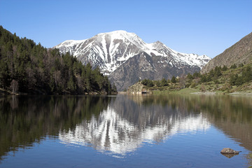 Fototapeta na wymiar lago y montañas