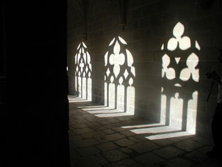 ombre et lumière dans abbaye - obrazy, fototapety, plakaty