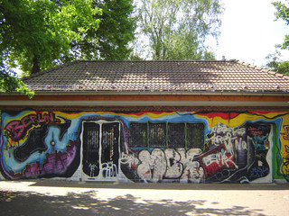 graffiti haus am spielplatz