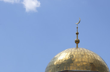Fototapeta na wymiar Meczet z półksiężycem na szczycie