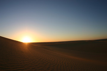 lever de soleil dans le désert