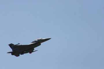 Fototapeta na wymiar f-16 fighter jet