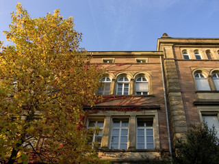 Fototapeta na wymiar fasada jesień