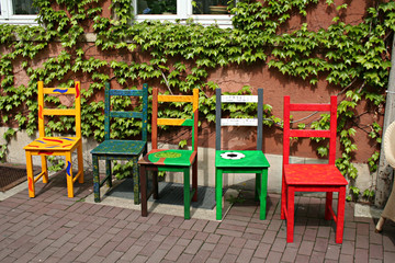 bunte stühle