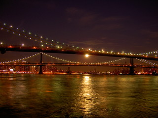Fototapeta na wymiar Brooklyn Bridge w świetle księżyca