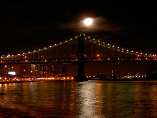 Fototapeta na wymiar Manhattan Bridge w świetle księżyca