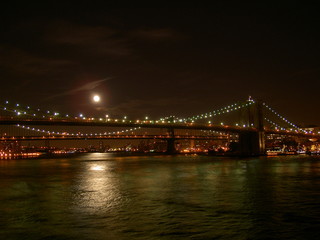 Fototapeta na wymiar manhattan bridge in full moon