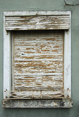 maroder fensterladen
