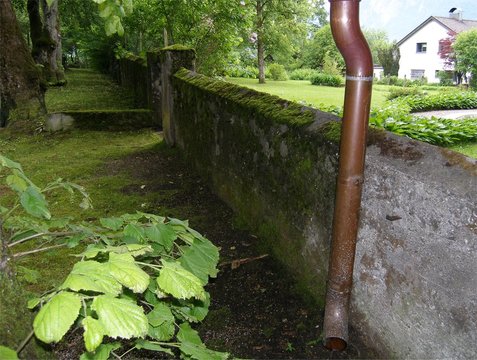dachrinne mit  mauer