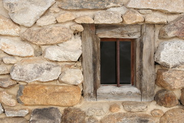 fenêtre sur pierre