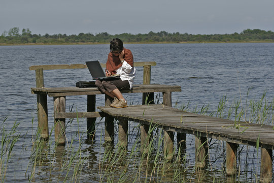 femme t&eacute;l&eacute;phonant