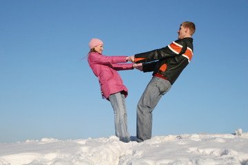 Fototapeta na wymiar couple holding hands on snow