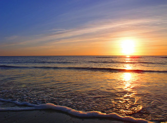 zonsondergang over het strand op zee