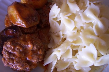 turkish pasta and meatballs