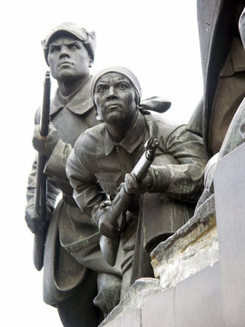 statues of a woman and a man with rifles